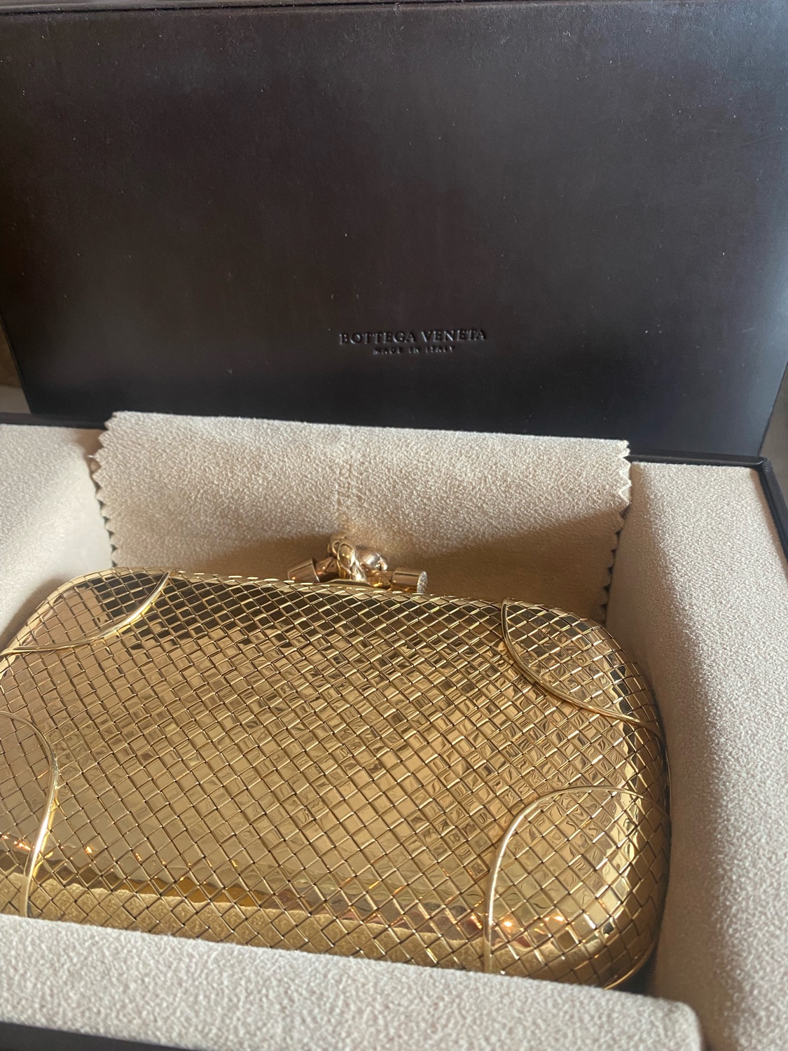 Bottega Veneta Knot Clutch in gold and diamonds - RE.LOVED